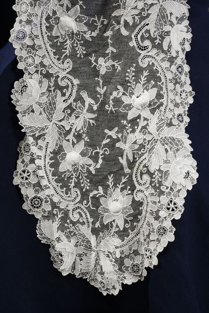 Sumptuous mantilla, Gauze stitch, needlepoint,...