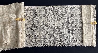 Flanders lace border, spindles, end of the...