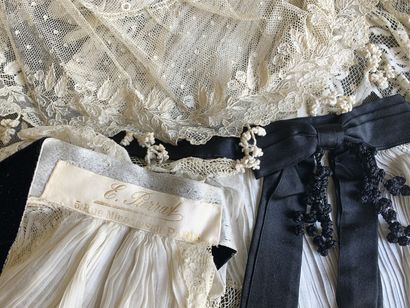 Accessories of the feminine costume in lace,...