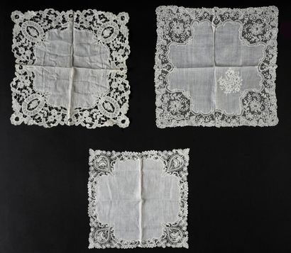 Handkerchief in lace, needle and spindles,...