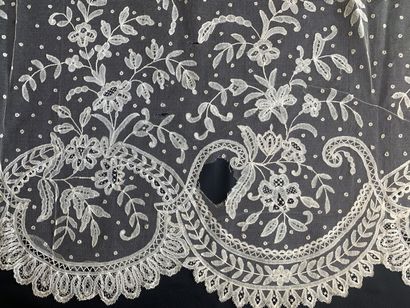 Long and wide crinoline flounce, application...