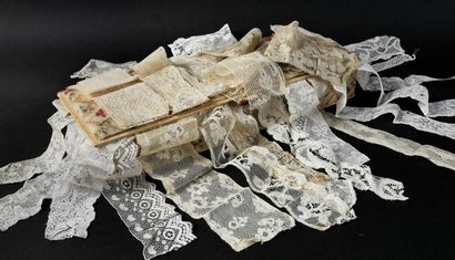 Important collection of laces, spindles and...
