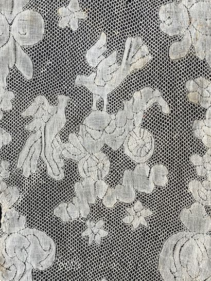 
Barbs in Valenciennes lace, spindles, circa...