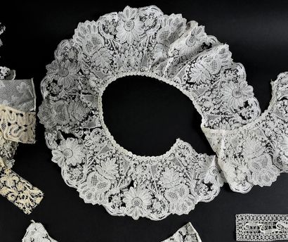 Important collection of laces, spindles and...