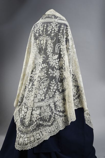 Sumptuous lace shawl application of England,...