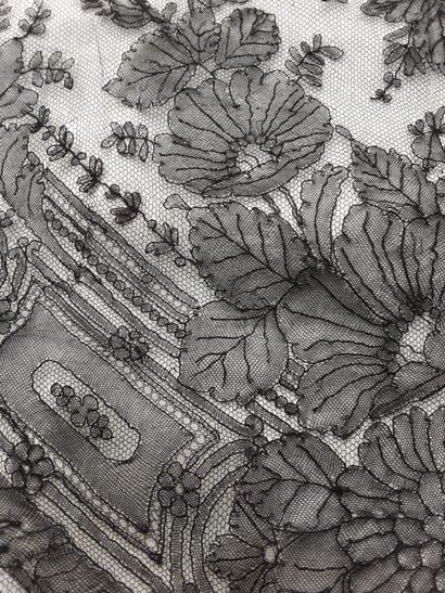 Triangular shawl in Chantilly, spindles,...