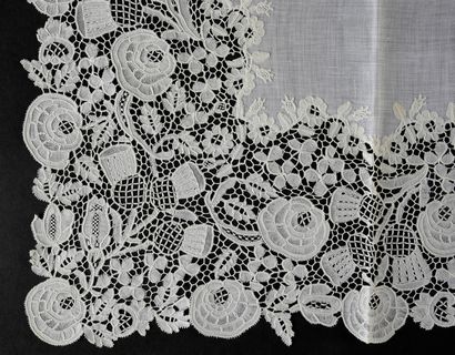 Large handkerchief in Honiton lace, spindles,...