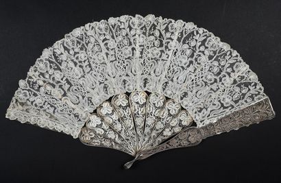 Folded lace fan, Gauze and silver filigree,...