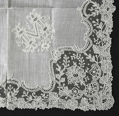 Handkerchief in lace, needle and spindles,...