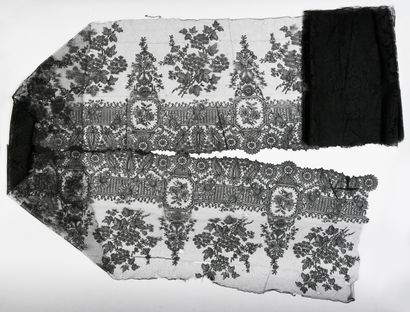 Long and wide Chantilly lace flounce, 2nd...