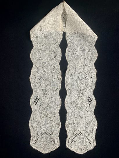 Barbs in Malines lace, spindles, circa 1730-40.
Two...