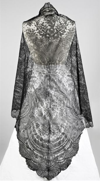 Triangular shawl in Chantilly lace, 2nd half...