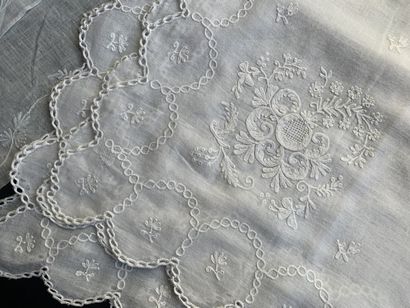 Fichus and doilies in white embroidery, XIXth...