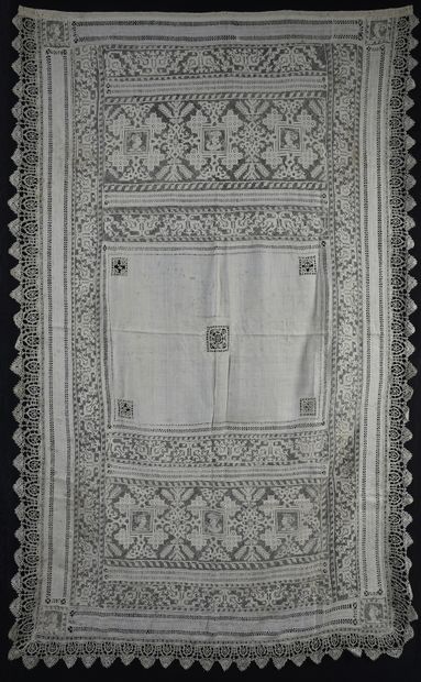 Rare table carpet in linen and lace, 1st...