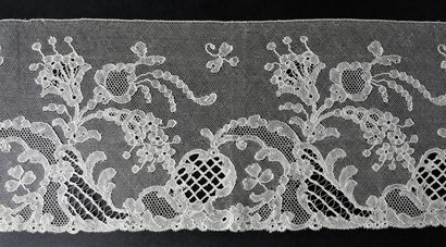 Large bobbin lace border, end of the 19th...