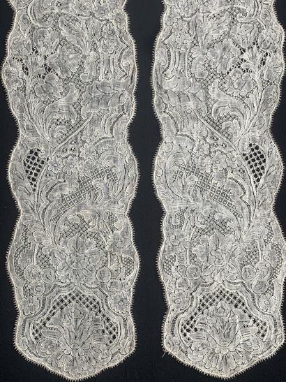 Barbs in Malines lace, spindles, circa 1730-40.
Two...