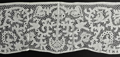 Bobbin lace ruffle, 19th century.
A bobbin...