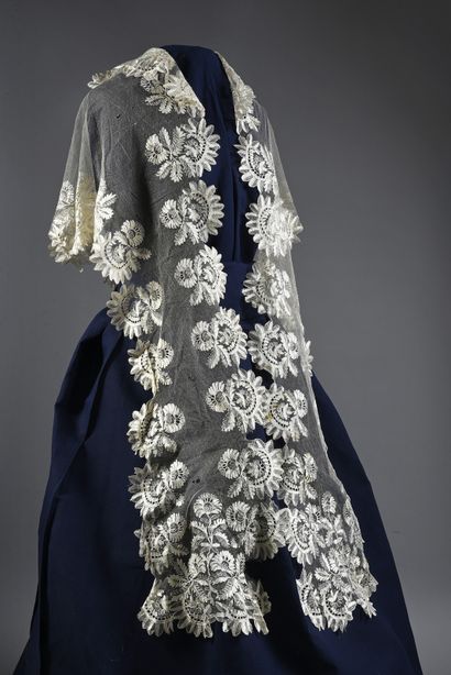 Large double shawl collar in Blonde de Caen,...