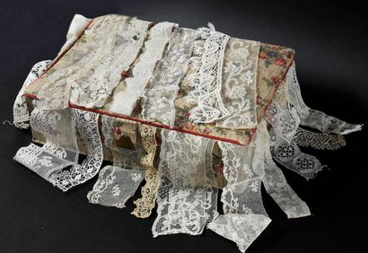Important collection of laces, spindles and...