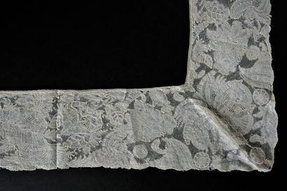 Brussels lace barbs, spindles, circa 1720-30.
Pair...