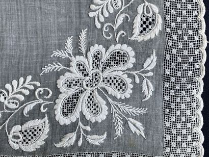Large handkerchief and collar in pineapple...