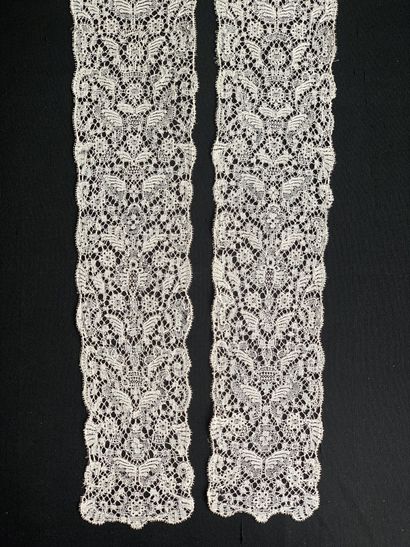 Rare pair of Binche lace barbs, spindles,...