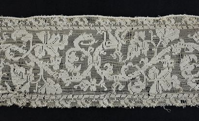 Buratto border with roosters, 17th century.
Fine...