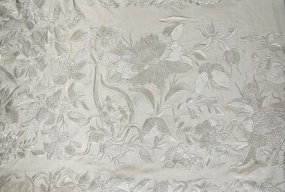 Beautiful and large embroidered silk wedding...