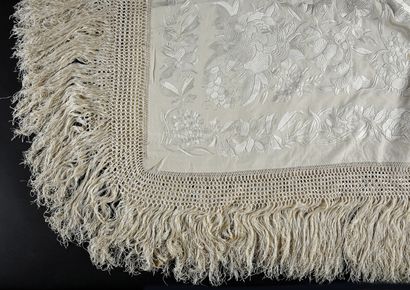 Beautiful and large embroidered silk wedding...
