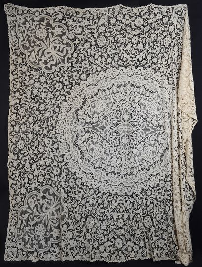 Duchesse de Bruges tablecloth, spindles,...