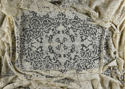 Lace tablecloth, Belgium, early 20th century.
Entirely...