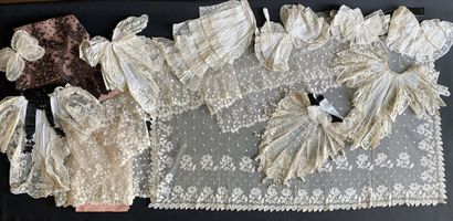Accessories of the feminine costume in lace,...