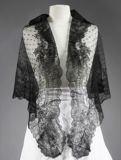 Two Chantilly lace mantillas, 2nd half of...