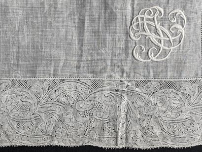 Handkerchiefs in bobbin lace, 18th century.
The...