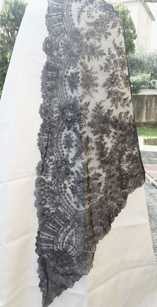 Triangular shawl in Chantilly, spindles,...