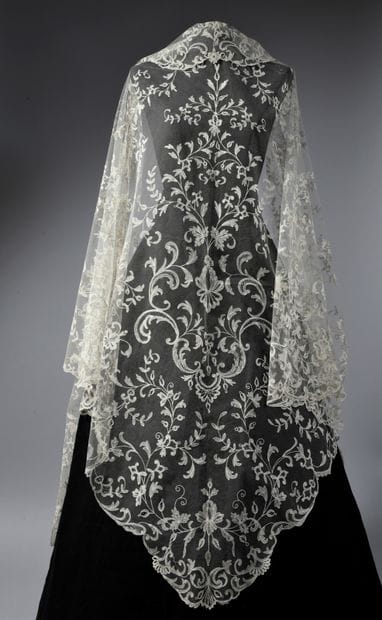 Triangular bridal shawl, applied from England,...