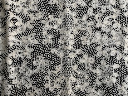 Flanders lace border, spindles, end of the...