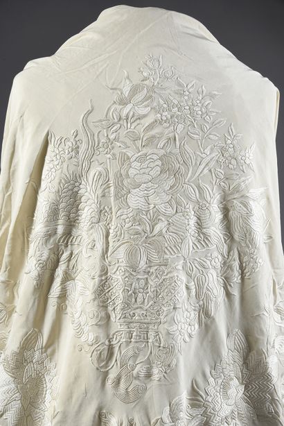 Beautiful and large embroidered silk wedding...