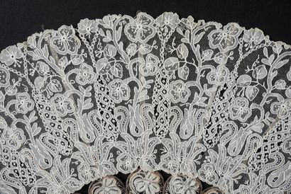 Folded lace fan, Gauze and silver filigree,...