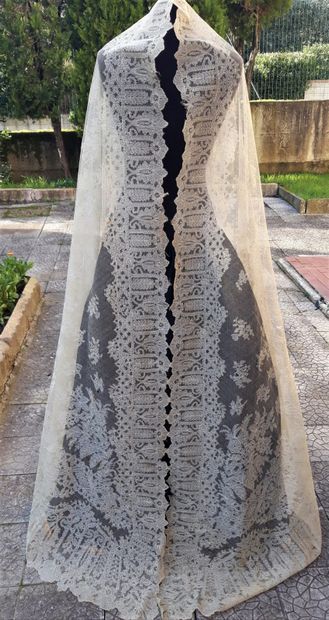 Cape or large shawl in cream Chantilly, 2nd...