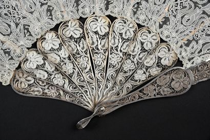 Folded lace fan, Gauze and silver filigree,...
