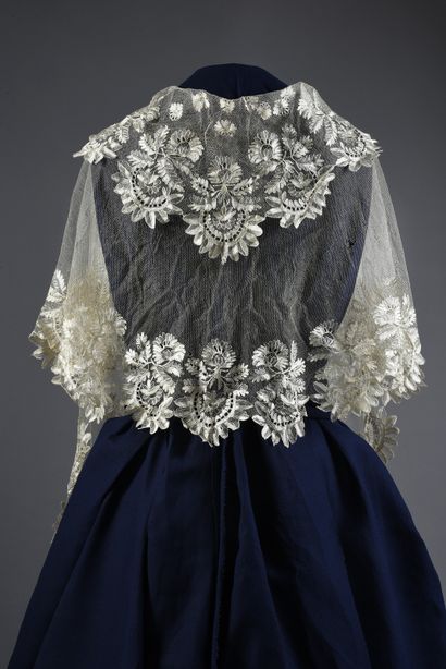 Large double shawl collar in Blonde de Caen,...