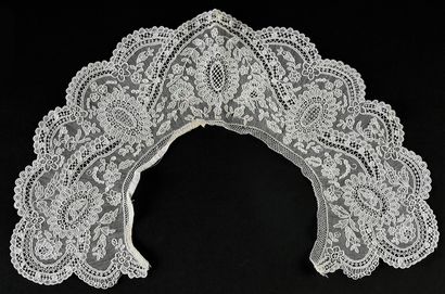 
A handkerchief and a collar in Alençon lace,...