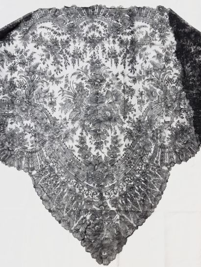 Triangular shawl in Chantilly, spindles,...