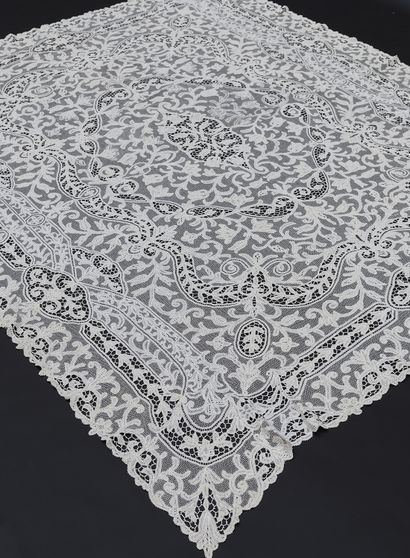 Lace tablecloth, Belgium, early 20th century.
Entirely...