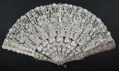 Folded lace fan, Gauze and silver filigree,...