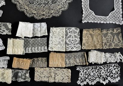 Important collection of laces, spindles and...