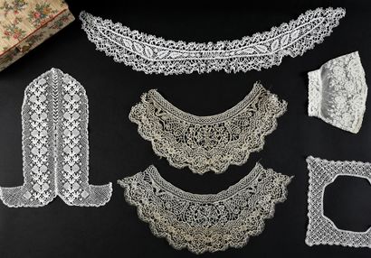 Important collection of laces, spindles and...