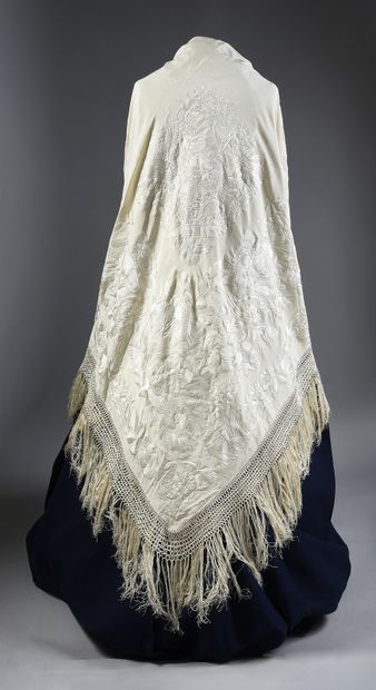 Beautiful and large embroidered silk wedding...