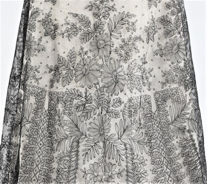 Large triangular shawl in Chantilly, spindles,...